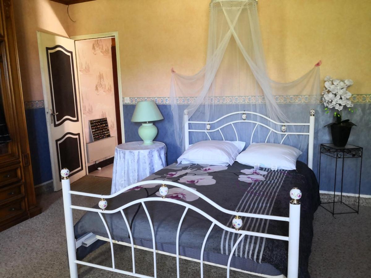 Bed and Breakfast Au Jardin Fleuri Secondigny Habitación foto
